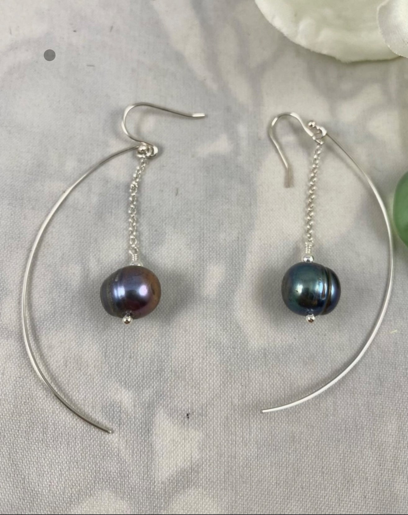 BLACK PEARL HANGING EARRINGS