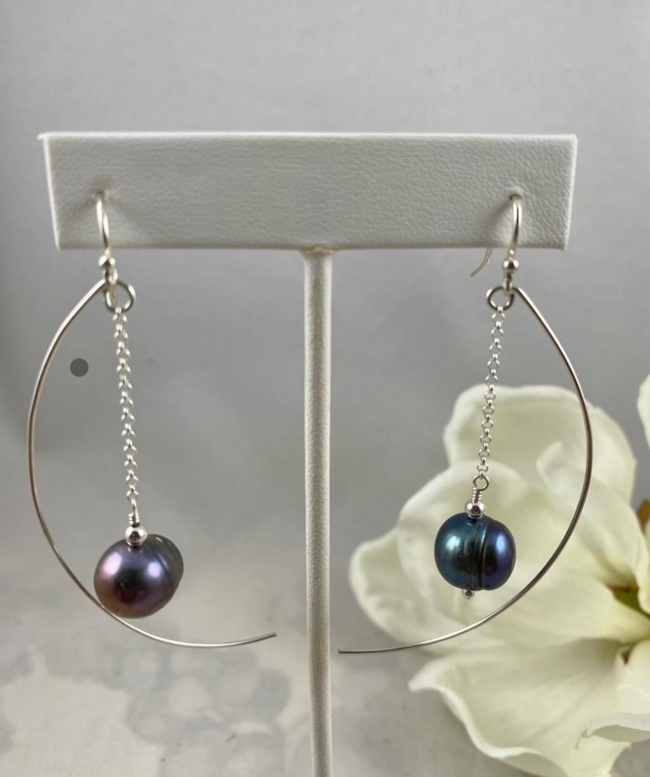 BLACK PEARL HANGING EARRINGS