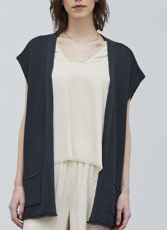 LIGHT WEIGHT KNIT VEST WITH POCKETS